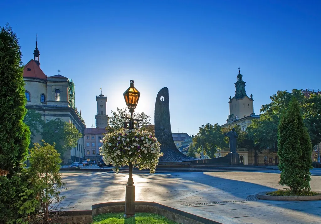 Площа в центрі Львова з ліхтарем і квітами вранці