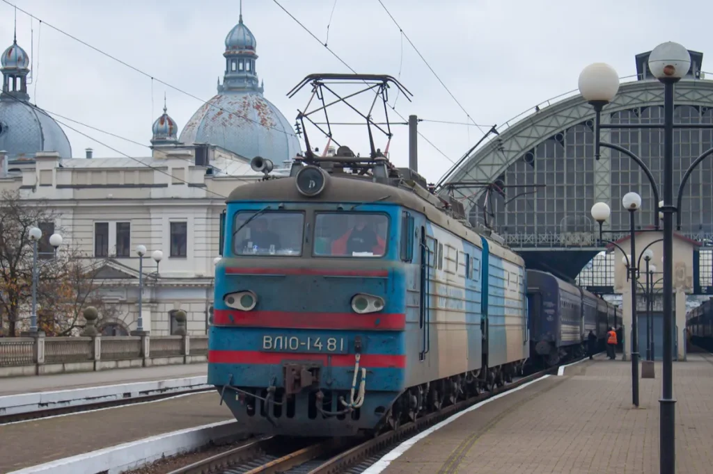 Потяг на пероні львівського залізничного вокзалу