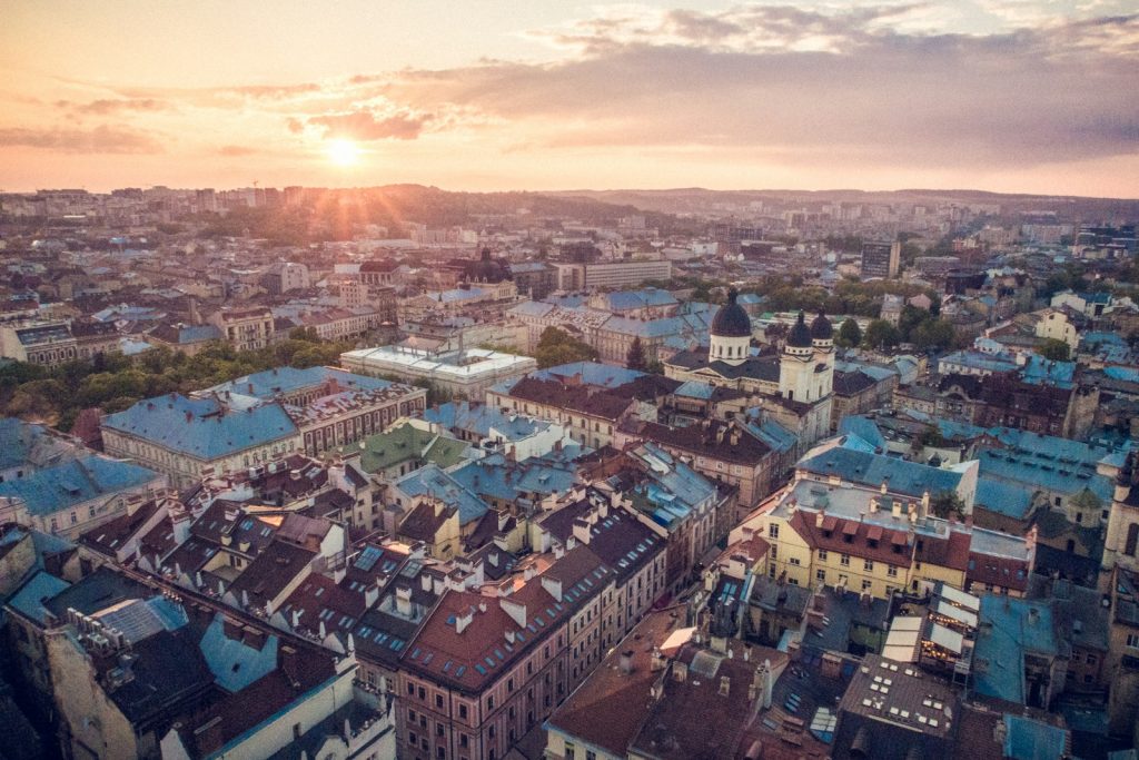 Дахи старого міста Львова на заході сонця