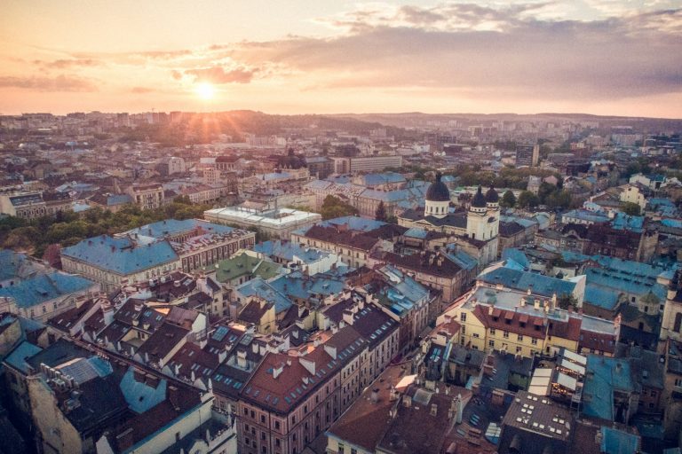 Дахи старого міста Львова на заході сонця