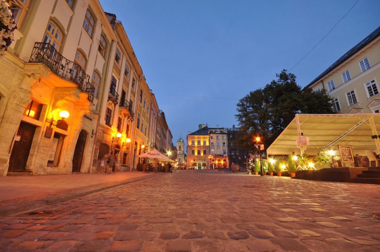 Площа Ринок у Львові ввечері у світлі ліхтарів